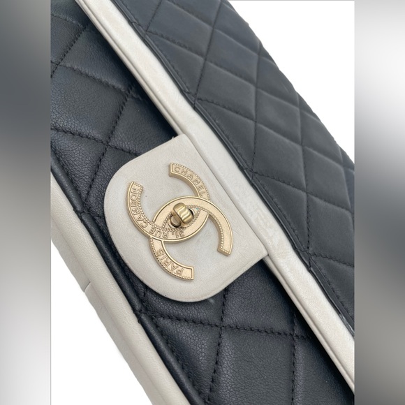 ✨$3899✨ Chanel Quilted Graphic Flap Bag - Picture 8 of 8